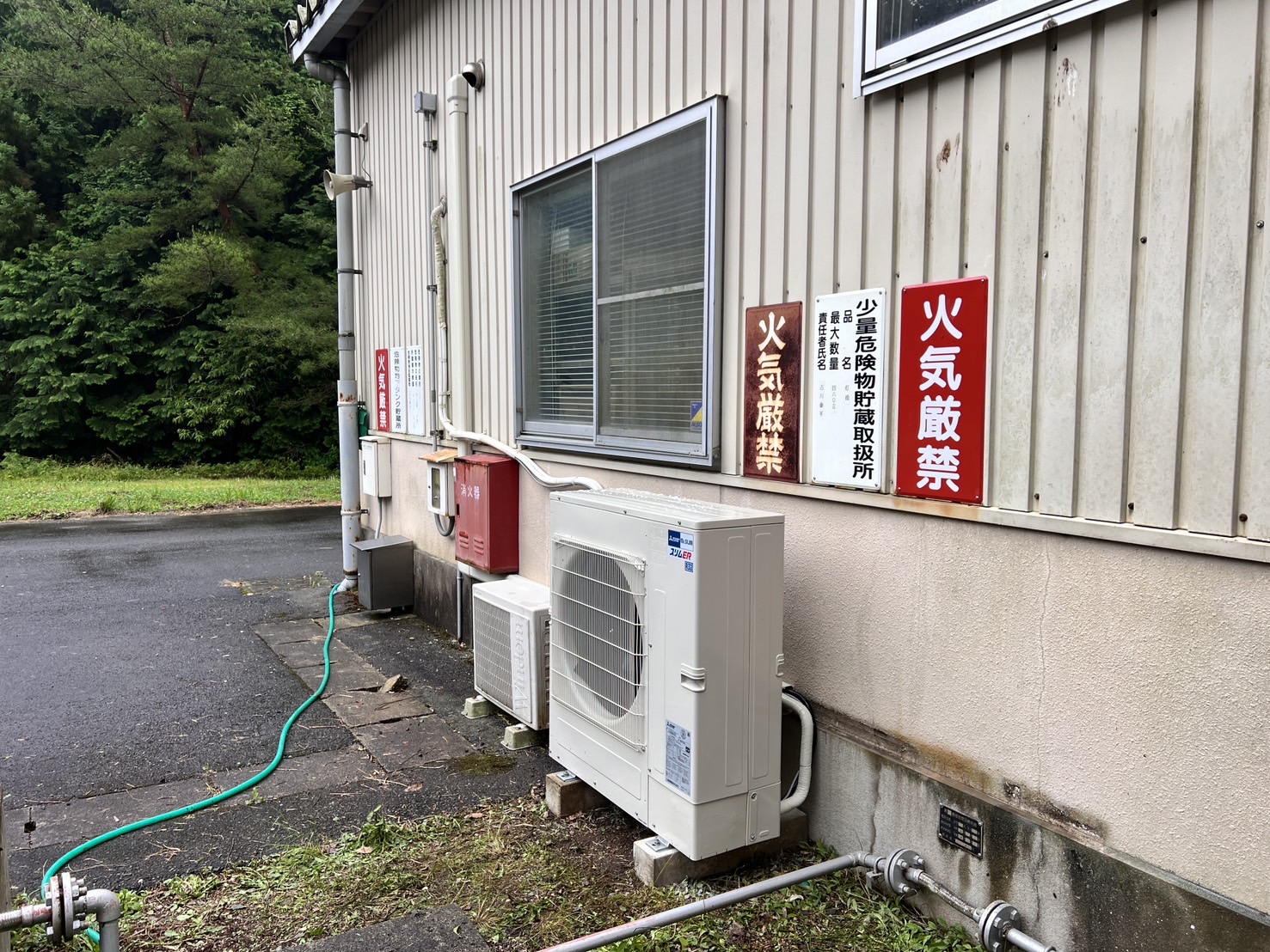 新しいエアコンの室外機